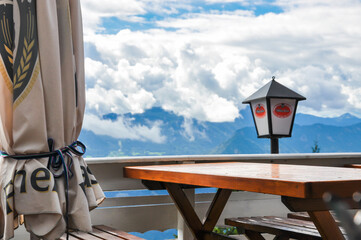Terrasse eine Restaurants in den Berge,  mit blick auf eine gegenüberliegende Bergkette