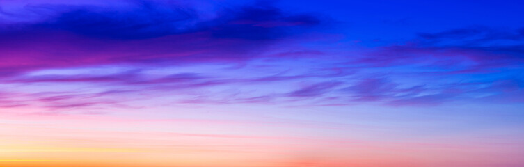 Obraz premium Beautiful sky at dusk in the south of France