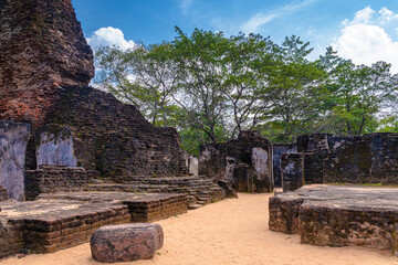 Alte Ruinen von Polonnaruwa in Sri Lanka &ndash; Historische buddhistische Stadt mit Tempeln und Pal&auml;sten inmitten tropischer Natur