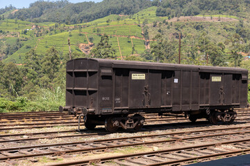 Fototapeta na wymiar Bahnfahrt von Nuwara Eliya Nanuoya nach Ella die wohl schönste Bahnstrecke der Welt, vorbei an Teefelder und riesige Berge 