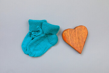 Baby concept. knitted things for the baby handmade on grey  background. Place for text. View from above. Flat Lay - Шьфпу