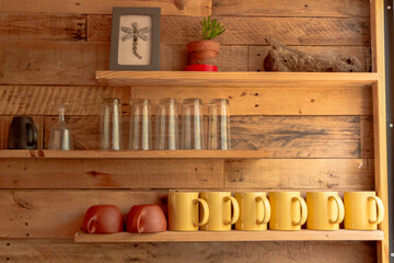 repisas con vasos y tazas sobre pared de madera