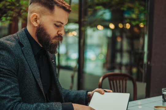 Businessman writening in a notebook in a coffee shop