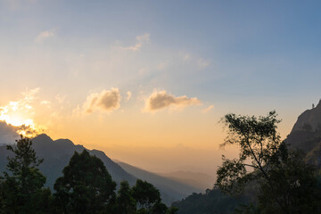Fototapeta na wymiar Ella Sri Lanka Sonnenaufgang in den Bergen