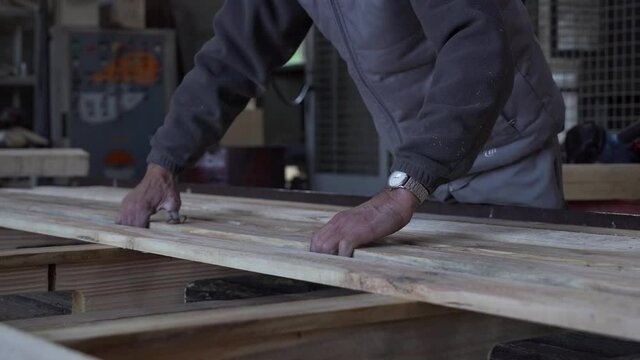 arisant travaillant le bois avec cloueuse pneumatique