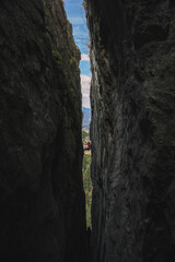 Kletterer in einen Spalt 