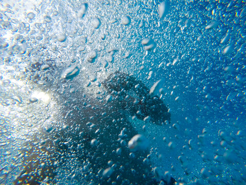 Chico buceando en piscina