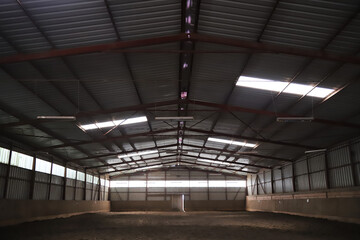 Obraz premium Photo of an empty indoor riding hall for horses and riders