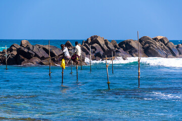 Fischer auf dem Meer beim Angeln in Sri Lanka