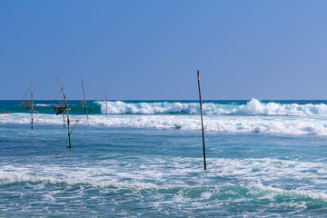 Fischer auf dem Meer beim Angeln in Sri Lanka