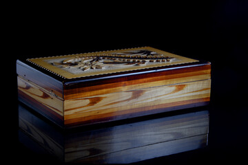 drewniana szkatułka z rzeżbionym wiekiem - 428460432