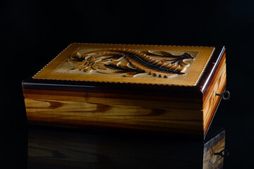 drewniana szkatułka z rzeżbionym wiekiem - obrazy, fototapety, plakaty