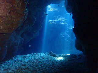 沖縄の青の洞窟で射し込む光
Okinawa's blue cave
