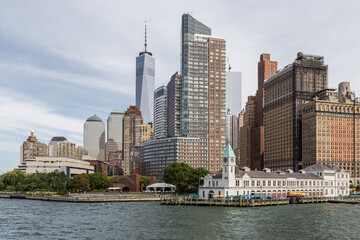 Fototapeta na wymiar New York City Hafen und Skyline mit One World Trade Center