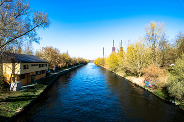 Fototapeta na wymiar Fluss in Frühling mit Bäume und blaue Himmel