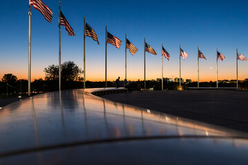 US Flagge im Abendhimmel am Washington monument, Washington DC, USA