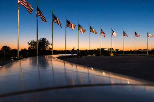US Flagge im Abendhimmel am Washington monument, Washington DC, USA
