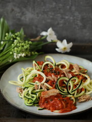 Zucchini spaghetti with tomatoes, tuna and green pepper