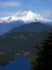 Naklejka na ściany i meble Volcán Villarica y Lago Tinquilco, Parque Huerquehue, Araucanía, Chile. Naturaleza en el sur de Chile
