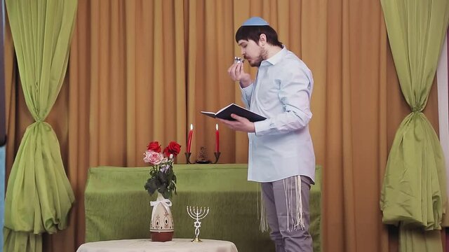 Before the chuppah ceremony, the Jewish groom reads prayers and psalms for siddur in the synagogue hall and makes kiddush for wine. Overall plan
