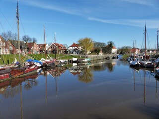 Fototapeta na wymiar Hafenbecken mit Fischkuttern in Carolinensiel / Ostfriesland