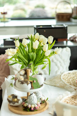 Piękne białe tulipany w wazonie w białej kuchni