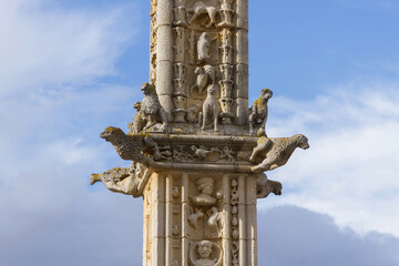Detalle de gárgolas en piedra con motivos animales y vegetales en el  Rollo (Monumento de caracter jurisdiccional, Gótico - Siglo XVI ) en  Villalon de Campos - Valladolid España