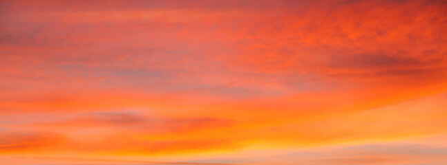 Cielo con nubes de color naranja al atardecer