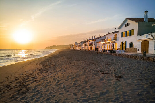 Atardecer en el Paseo mar&iacute;timo en paralelo a la playa de Altafulla con sus casas de cara al mar Mediterr&aacute;neo. Tarragona 