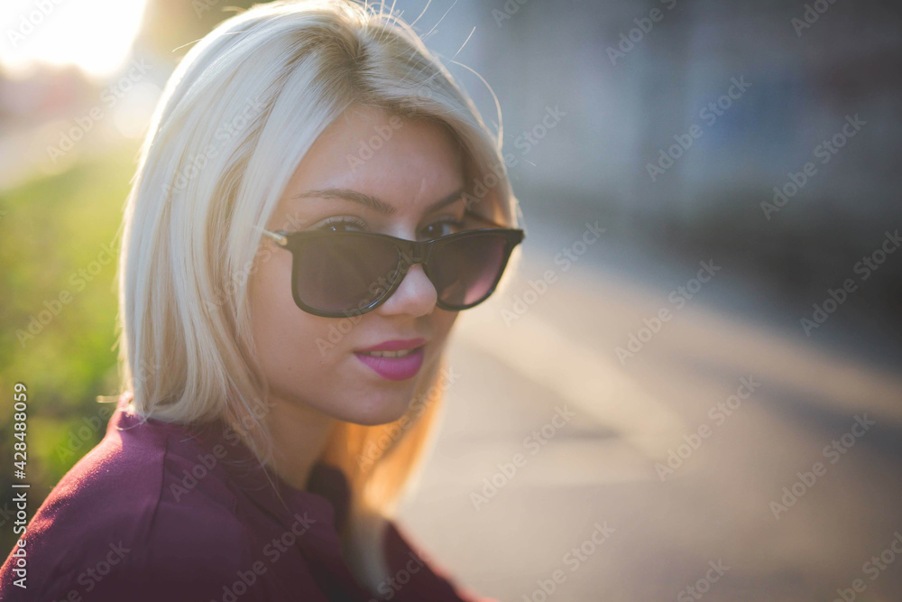 Poster Portrait of a beautiful blonde hair female in sunglasses