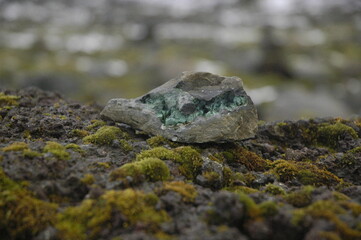 Stein grau und türkis auf Moos auf Stein, Natur, Gestein