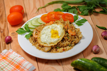 Nasi goreng terbuat dari nasi, udang, bakso dengan bumbu pedas, diolah dengan cara digoreng