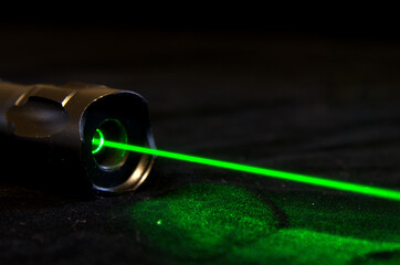 Potente puntatore laser con fascio verde.