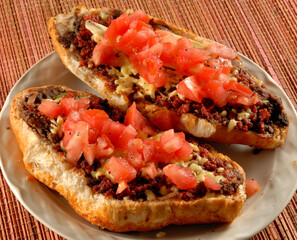 Molletes de frijoles chorizo , queso manchego tomate  mexico