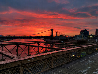 Obraz premium Dawn colors behind the Manhattan Bridge from the Brooklyn Bridge walkway