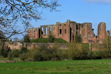 View of the ruins of Kenilworth castle and walls, Kenilworth, England, UK	