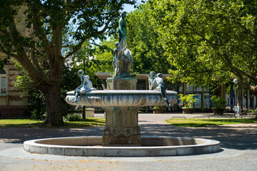 Historischer Hygieia Brunnen mit Bronzefiguren in Karlsruhe