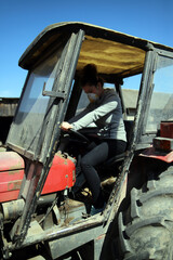 Prace rolnicze ciągnik obsługa kobieta pole © Tymoteusz