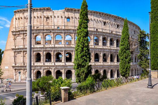 Foto de Exterio do Coliseu de Roma visto da rua Via Celio Vibenna do Stock  | Adobe Stock