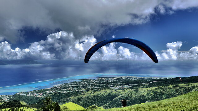 parapentiste au dessus du lagon de Tahiti
