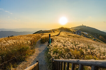 Fototapeta na wymiar 生石高原で見る夕日 (日本 - 和歌山 - 生石高原)