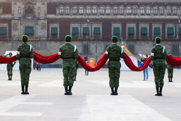 Obraz premium soldiers hoisting the mexican flag