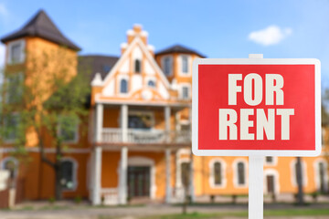 Obraz premium Sign board with text FOR RENT near old building on city street