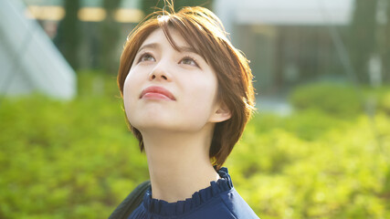 空を見上げる女性