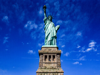 Fototapeta premium Statue of Liberty with wonderful blue sky 2