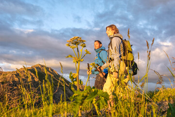Wanderer in der frühen Morgensonne