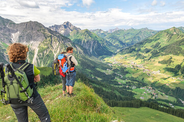 Wanderer genießen den Ausblick auf das Kleinwalsertal