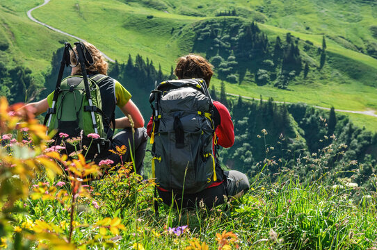 Zwei Frauen genie&szlig;en den sommerlichen Ausblick auf die Kanzelwand im Kleinwalsertal