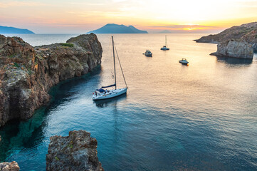 Abendlicht am Capo Milazzese mit  ankernden Yachten