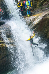 Mutiger Sprung in einen Wasserfall
